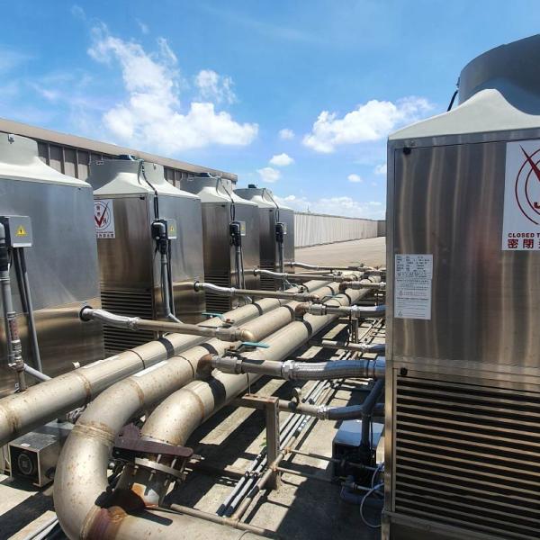 【熱處理節能實績】鑽全真空熱處理爐：密閉冷卻水塔搭配冰水機，如何省下 60% 耗電並根絕水垢跳機？