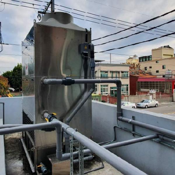 就連這種畸零地也可以裝!狹窄空間的冷卻水塔解決方案